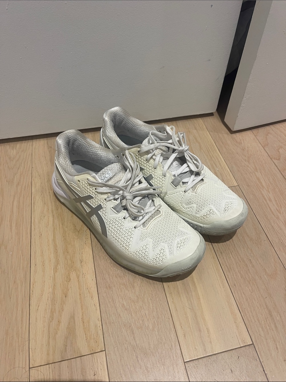 LIKE NEW ASICS Gel Resolution 8 Sneakers White Silver 7.5 Tennis Running